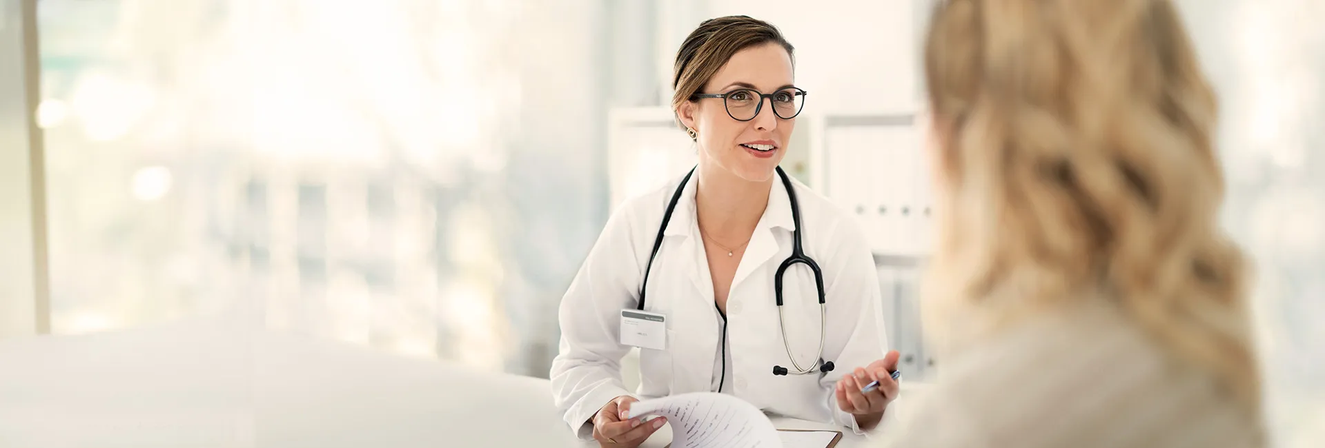 Ärztin beantwortet Fragen der Patientin