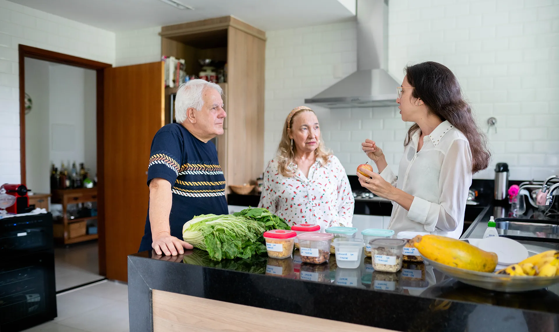 Diätberatung im Reha-Zentrum Hochegg – Diätologin erklärt Patient*innen gesunde Ernährung in der Küche