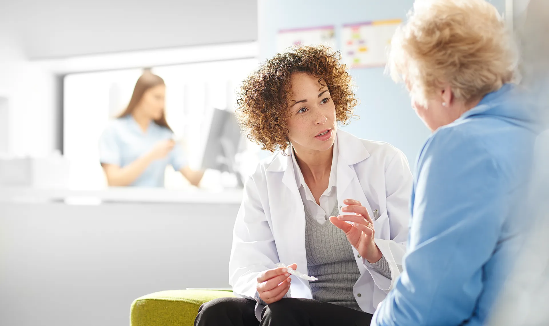 Ärztliche Betreuung im Reha-Zentrum Hochegg – Ärztin im Gespräch mit Patientin